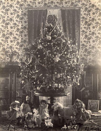 1896: White House. President Cleveland christmas decoration.