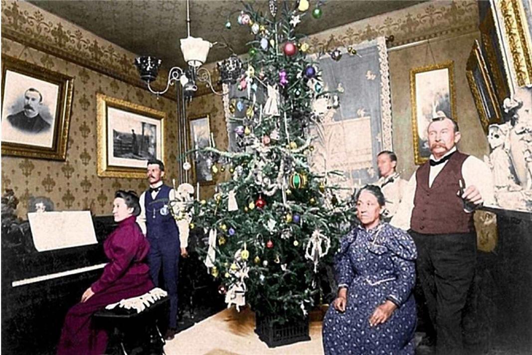 Christmas in late 1800, family portret. 