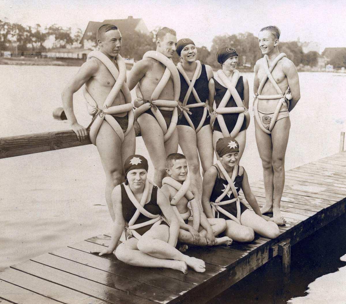 Retro photo, showing swimmers in 1920