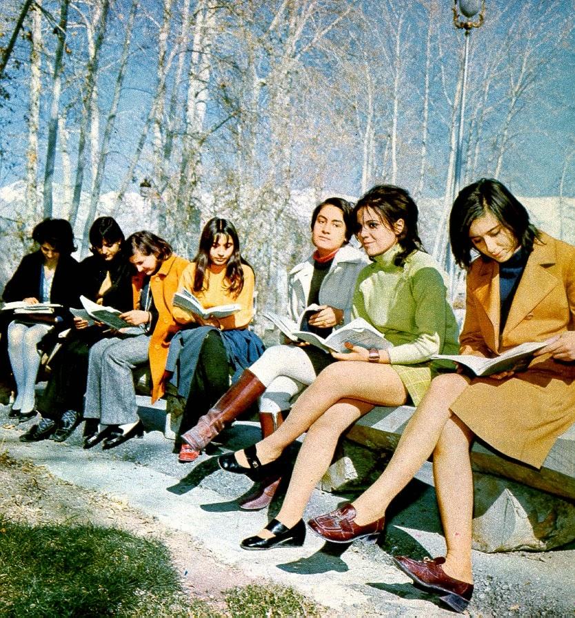 Old photo of Iranian women students before Islamic revolution