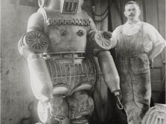 It`s not a robot, it`s a diving suit in 1911