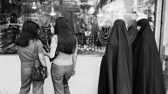 Old photo of Iranian women before Islamic revolution