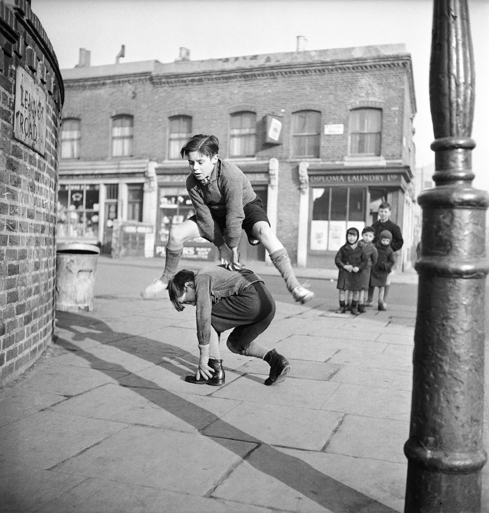 vintage photo 1950s kids playing leap frog 