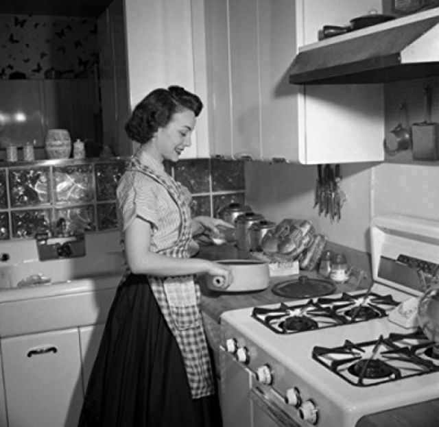 Housewife  50s duties kitchen