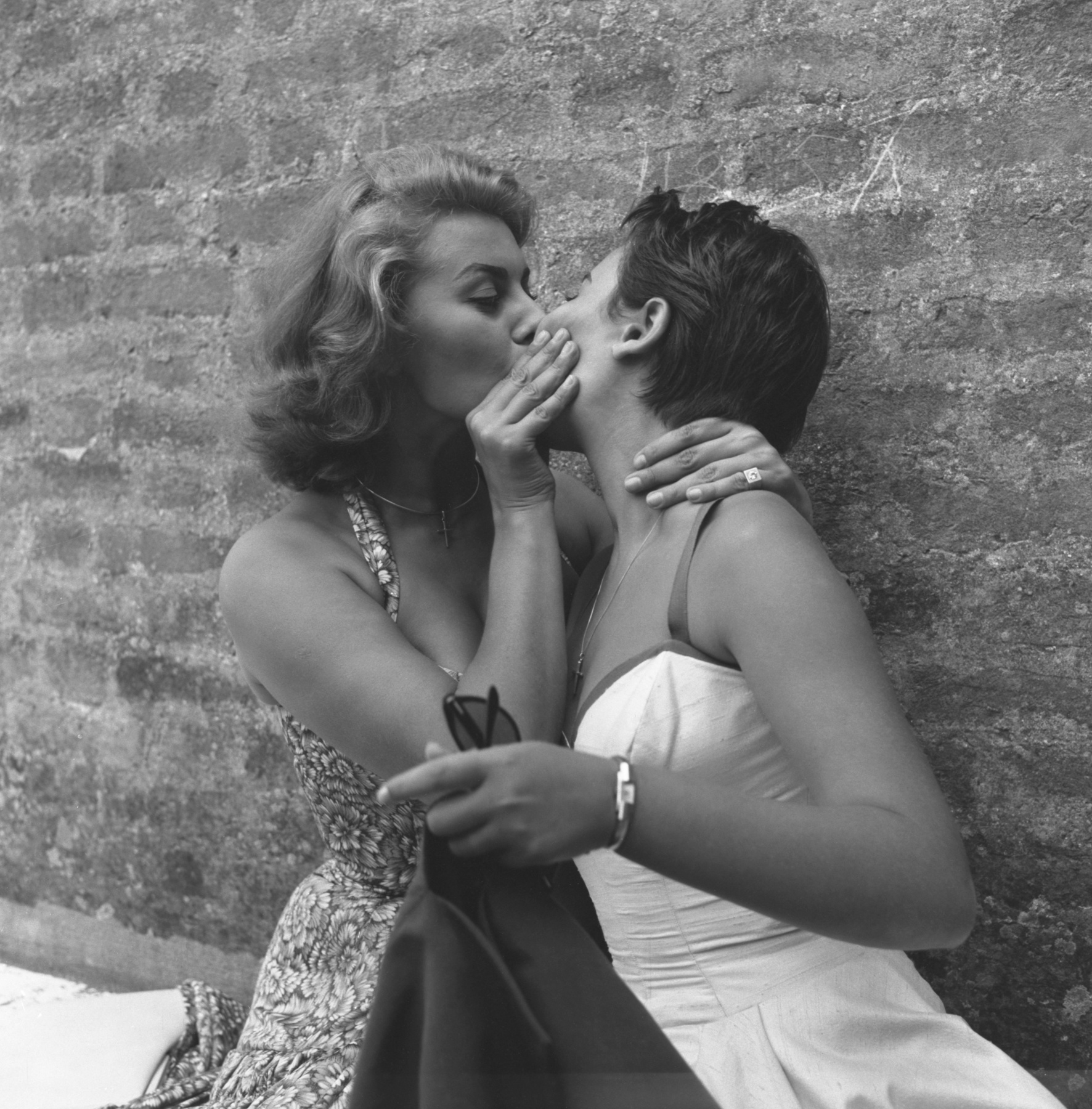 Celebrities old photos: Sophia Loren kissing her sister, Venice 1955