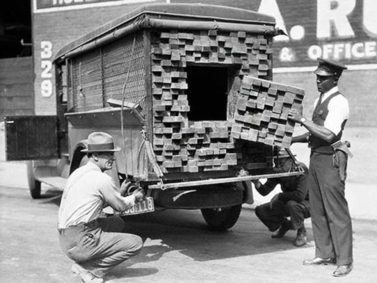 Federal agents inspect a "lumber truck" during prohibition, Los Angeles, 1926