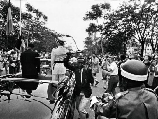 A congolese man steals the sword of the Belgian king, Leopoldsville, 1960
