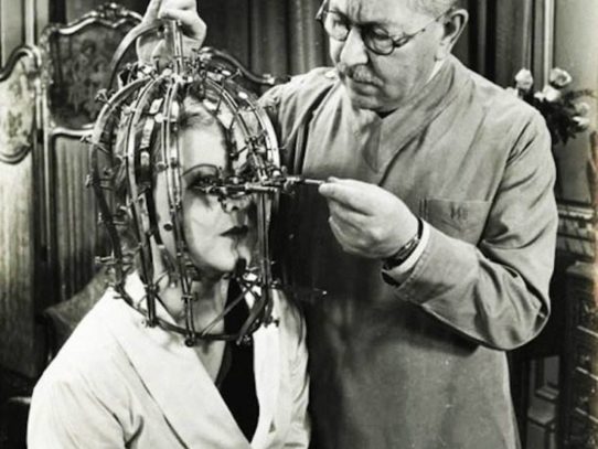 Max Factor demonstrates the beauty micrometer, 1935