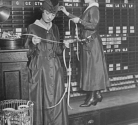 Women operate stock boards at Waldorf-Astoria, 1918