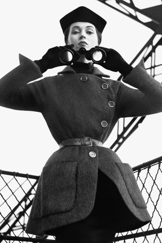 Dovima in Dior, Eiﬀel Tower, Paris, August 1950