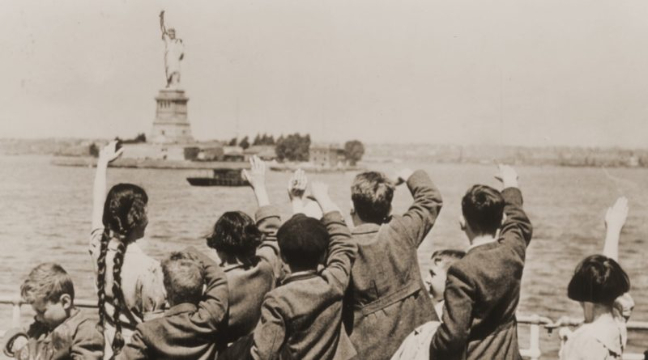 pictures kids waving to the statue of liberty