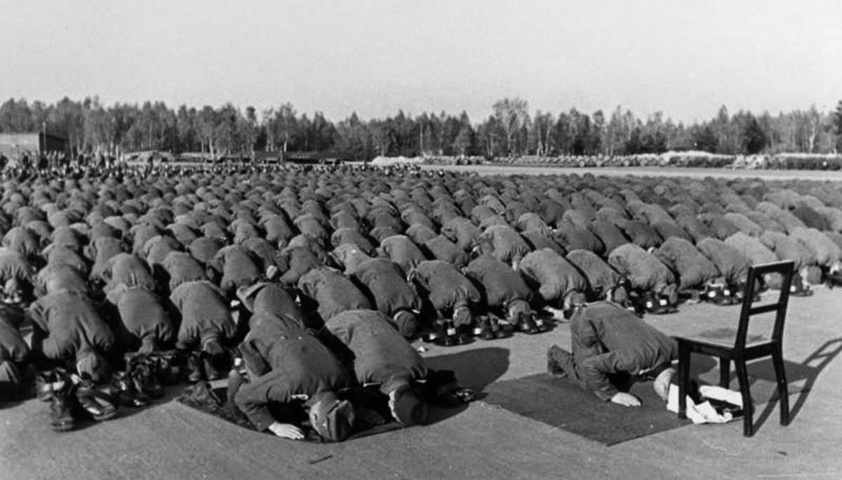 The photos of SS men pray to Allah during WW2