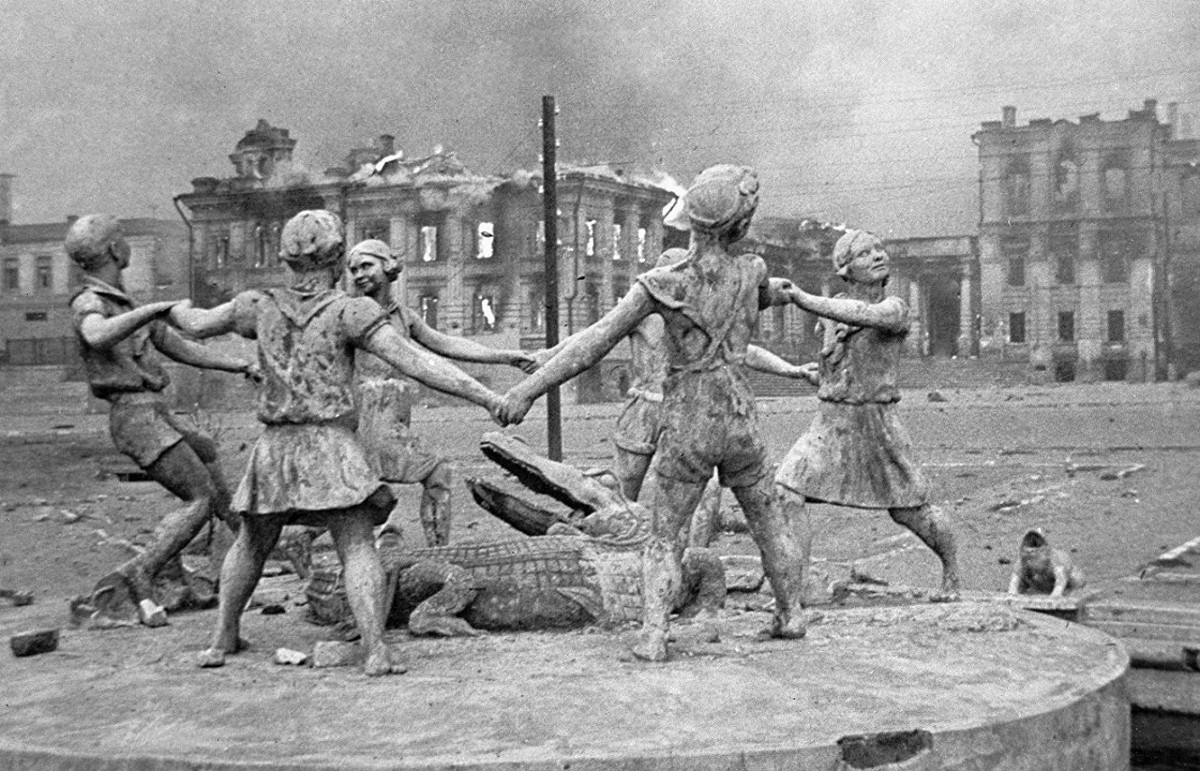 WW2 pictures Fountain Children's round dance in Stalingrad