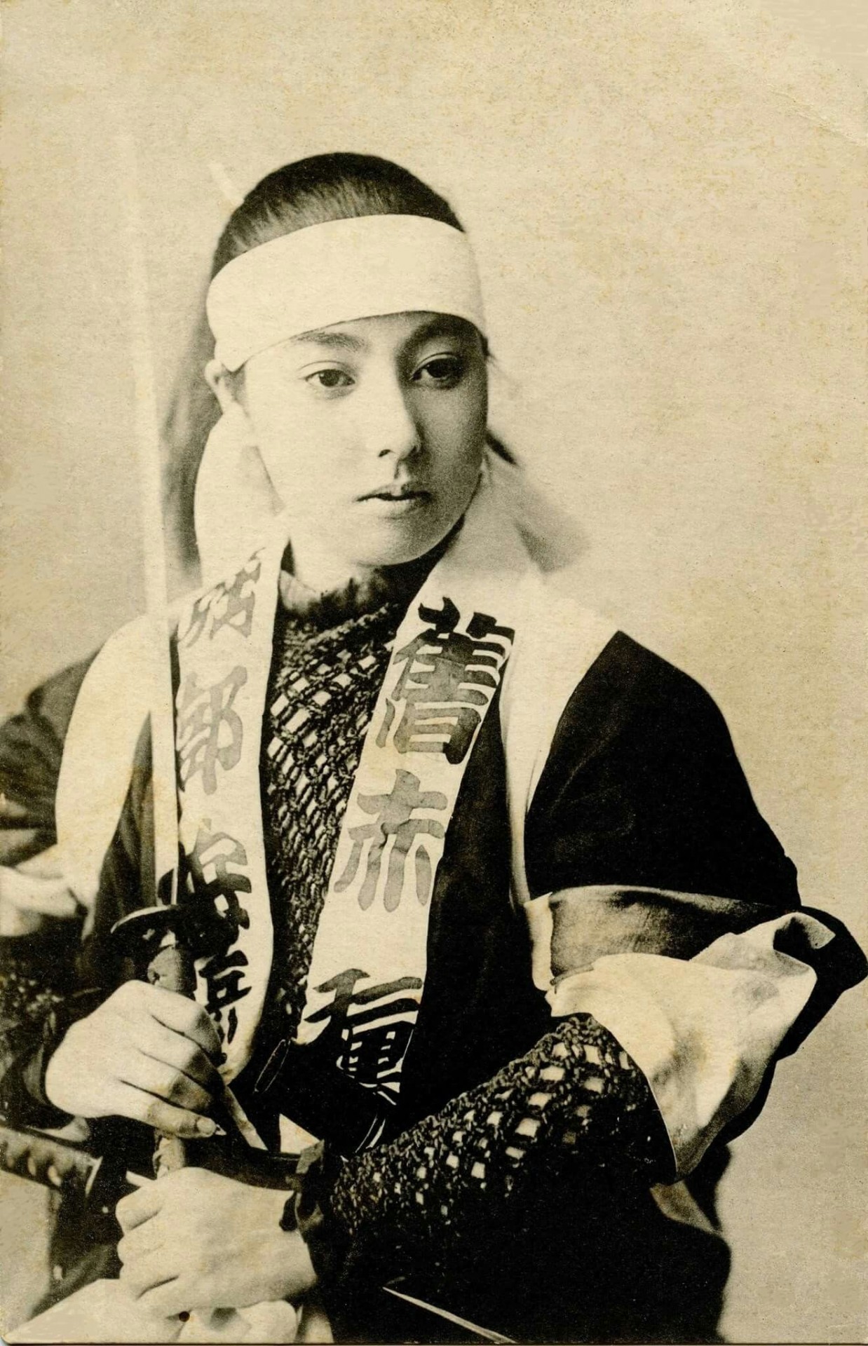 Onna-bugeysha with a katana