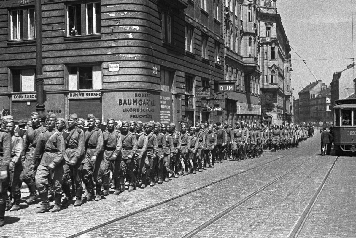 WW2 pictures of the Red Army soldiers march at the Favoritenstrasse in Vienna (1945)