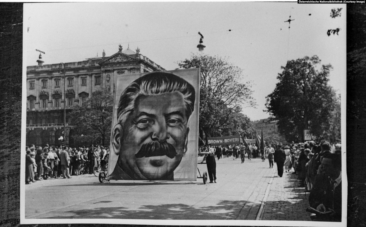 Сталин в вене. Иосиф Сталин в Берлине портрет. Портрет Сталина 1945. Сталин в Берлине 1945.