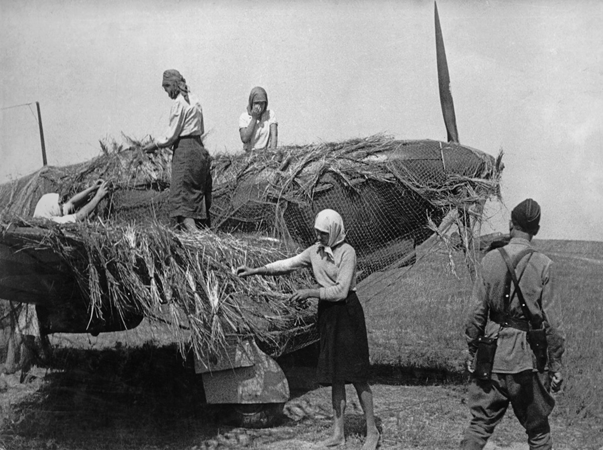 WW2 pictures of Women camouflage the Soviet Yak-1 fighter 