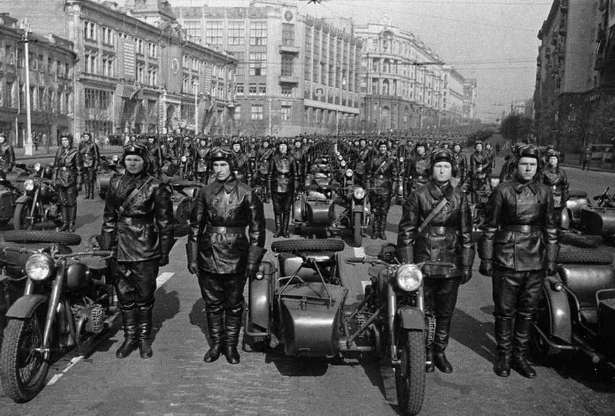 Army motorcyclists before the parade, 1930s.