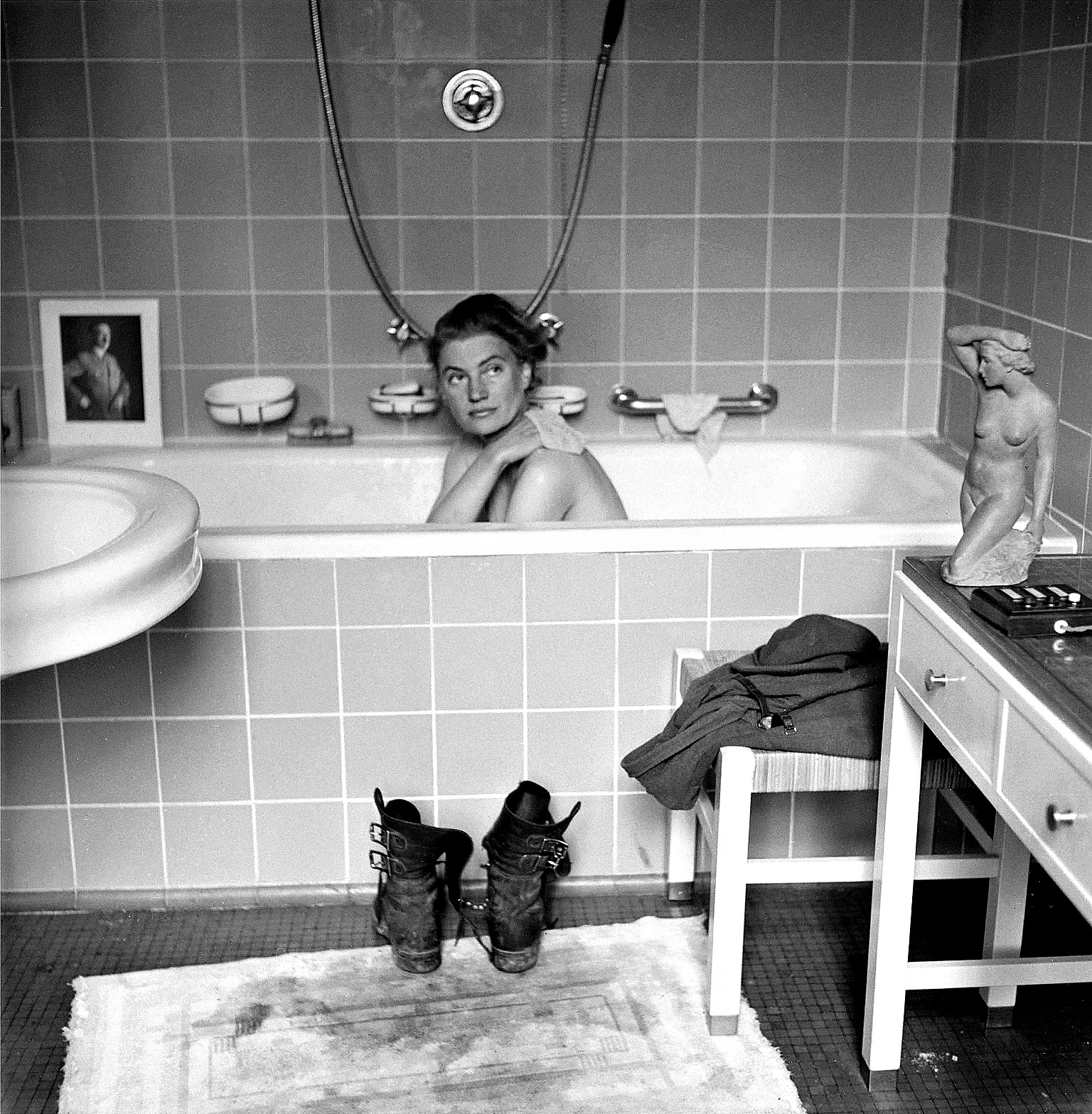 Lee Miller in the bathroom of Adolf Hitler